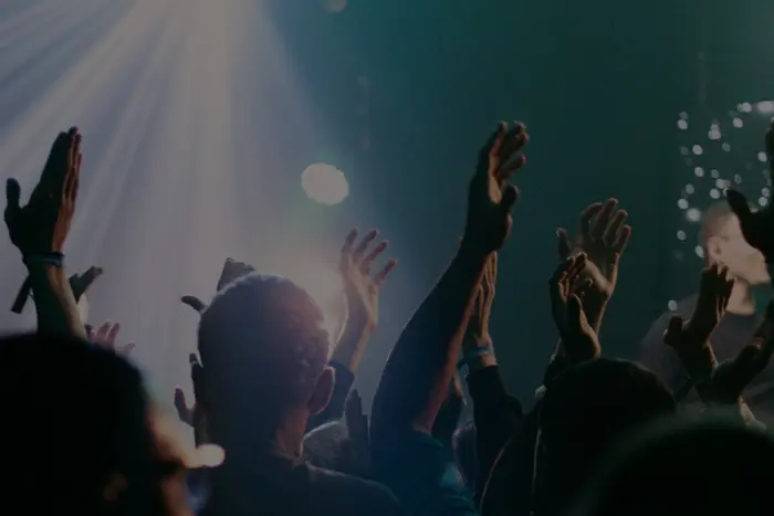 Culto da Vem Igreja, pessoas com as mãos levantadas em adoração
