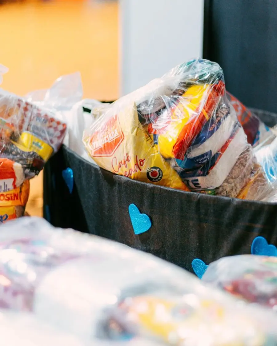 Cestas de alimentos organizadas para doação