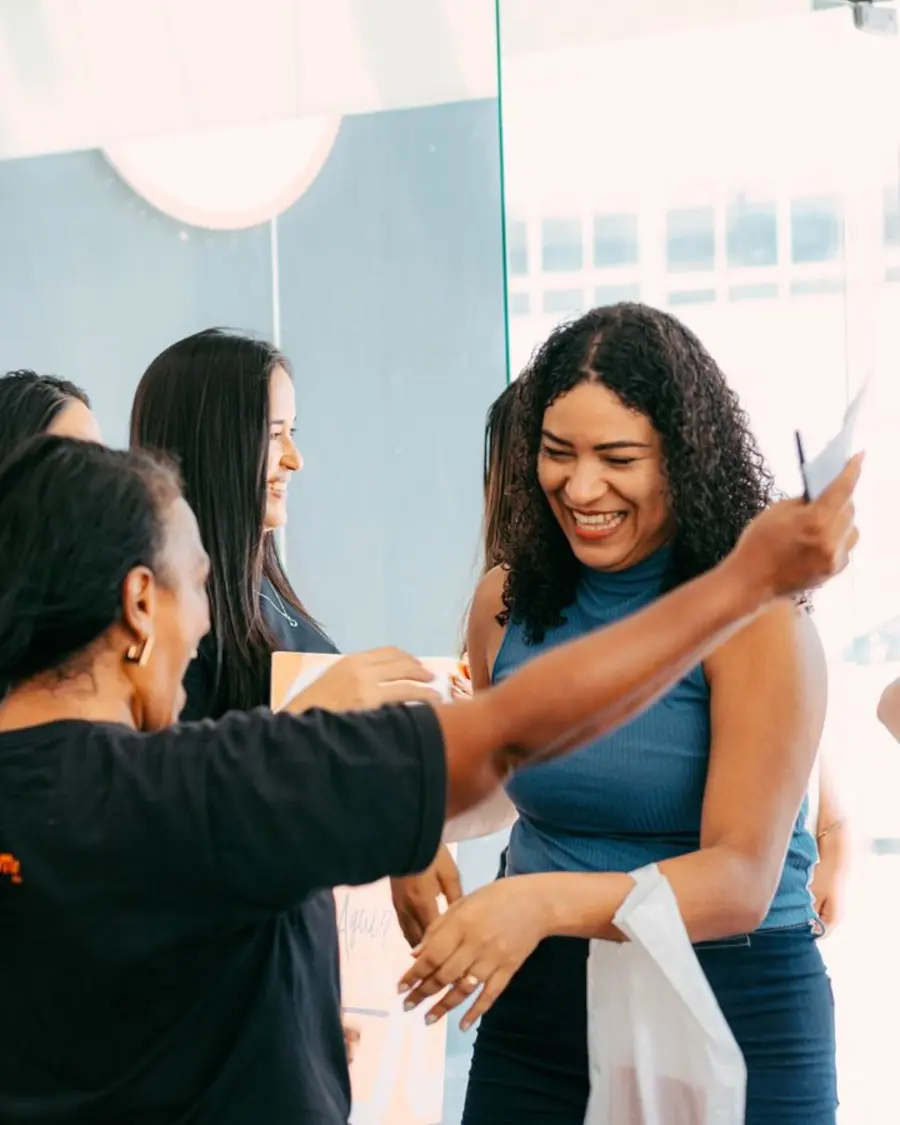 Pessoas conversando e sorrindo na igreja
